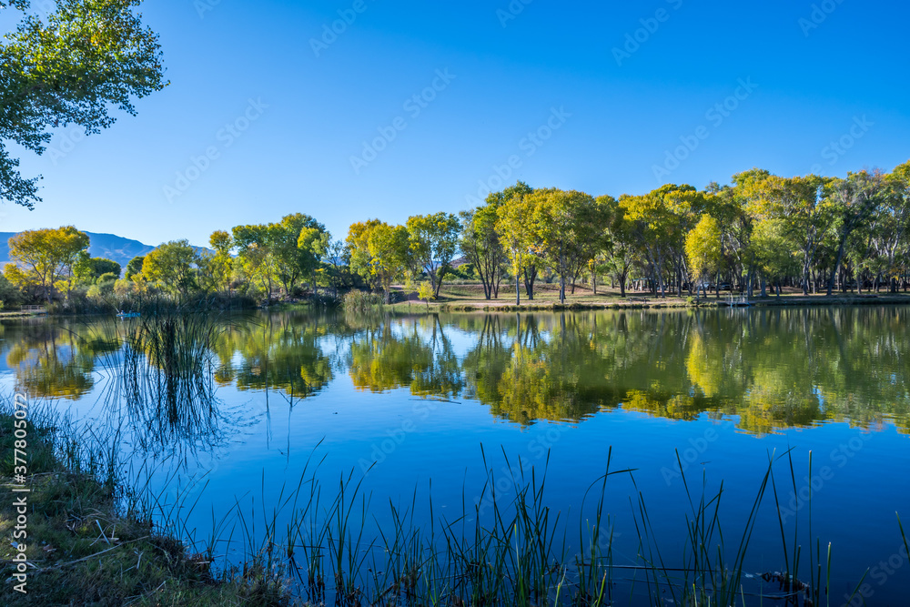 Fototapeta premium An overlooking landscape view of Cottonwood, Arizona