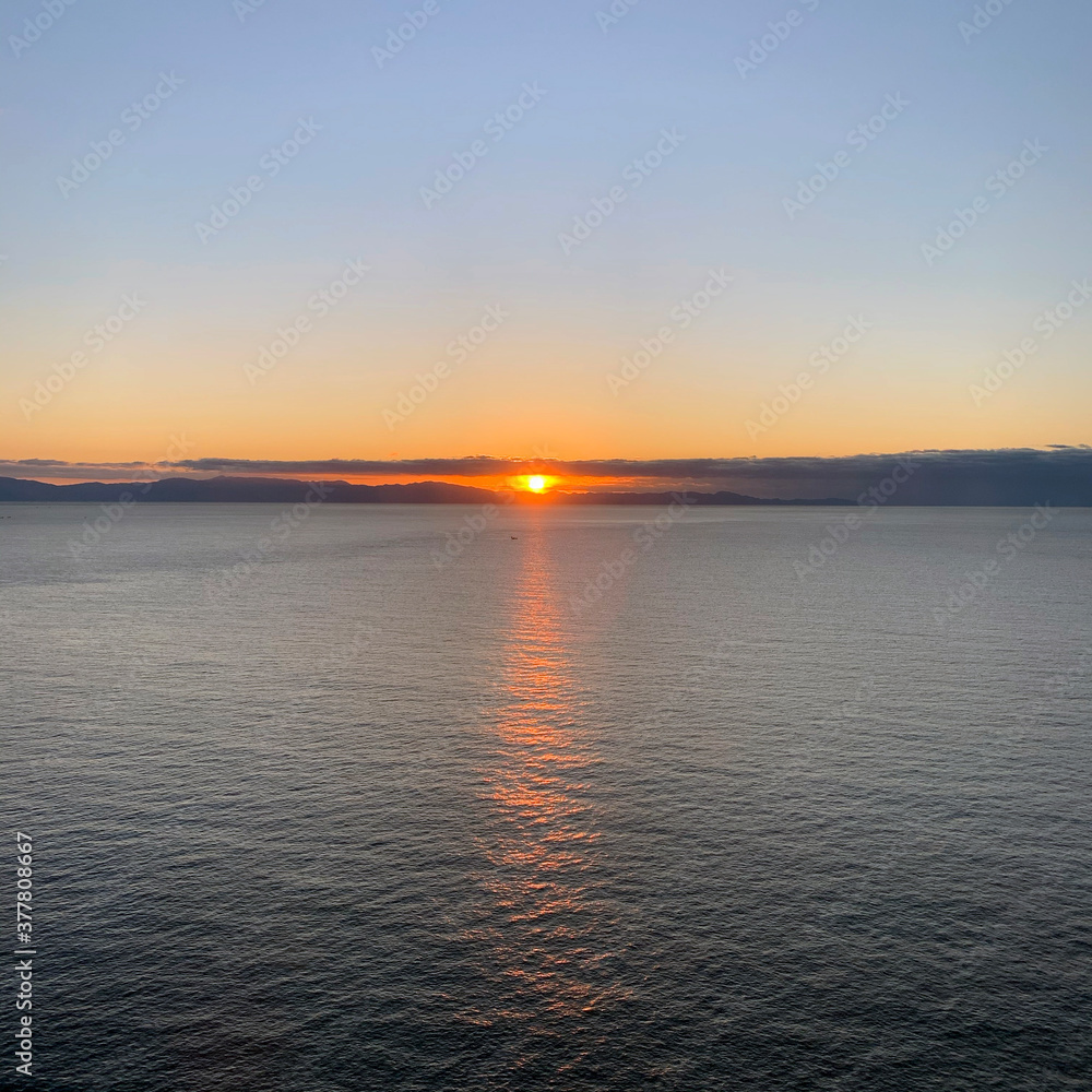 Obraz premium 地平線からの朝日