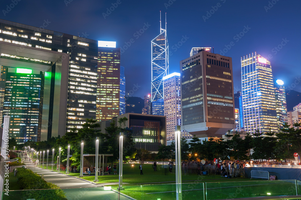 Skyline of downtown district of Hong Kong city at night - obrazy, fototapety, plakaty 