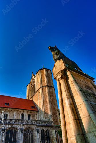 Braunschweiger Dom mit Braunschweiger Löwe photo