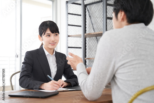 要望を傾聴をする日本人女性不動産営業職 photo