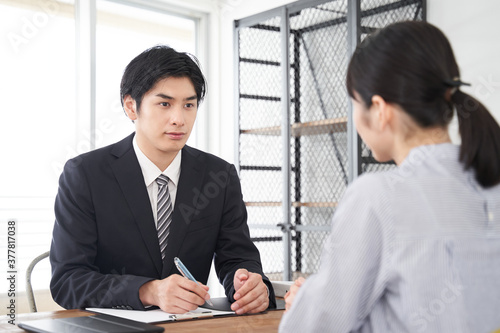 要望を傾聴をする日本人男性不動産営業職 photo