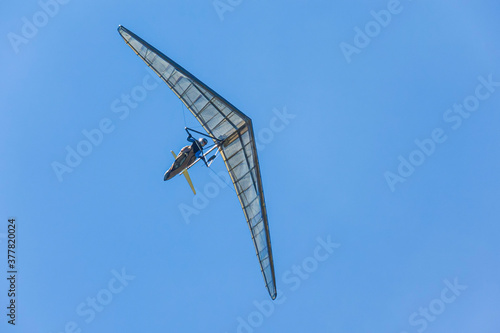 Hang glider wing making maneuvers