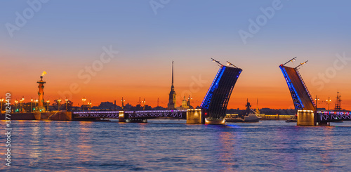 Foto Neva river and open Palace (Dvortsovy) Bridge - Saint-Petersburg Russia