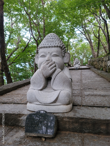 stone buddha statue