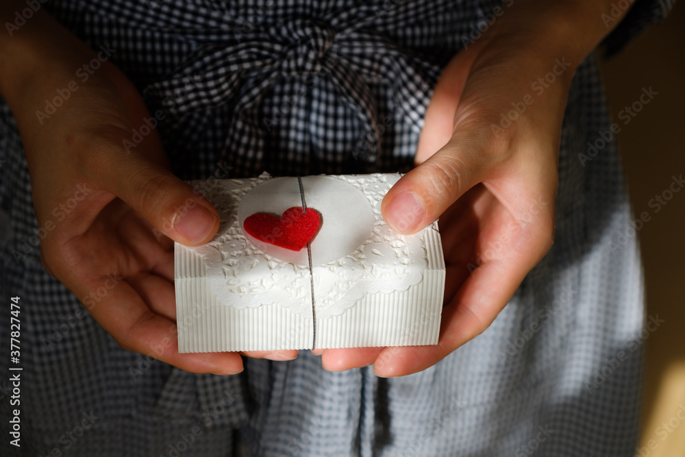 ハートの小箱を持つ女性 プレゼント バレンタイン Stock Photo Adobe Stock