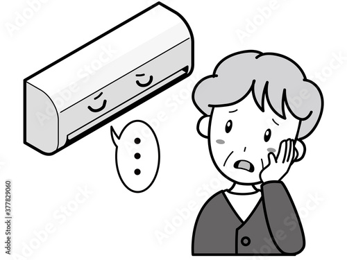 動かないエアコンに困っているおばあさん