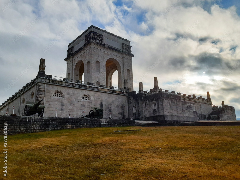 Sacrario militare di Asiago o Santuario del Leiten, grande monumento storico e uno dei principali ossari militari della Prima Guerra Mondiale, viaggi e architettura in Italia