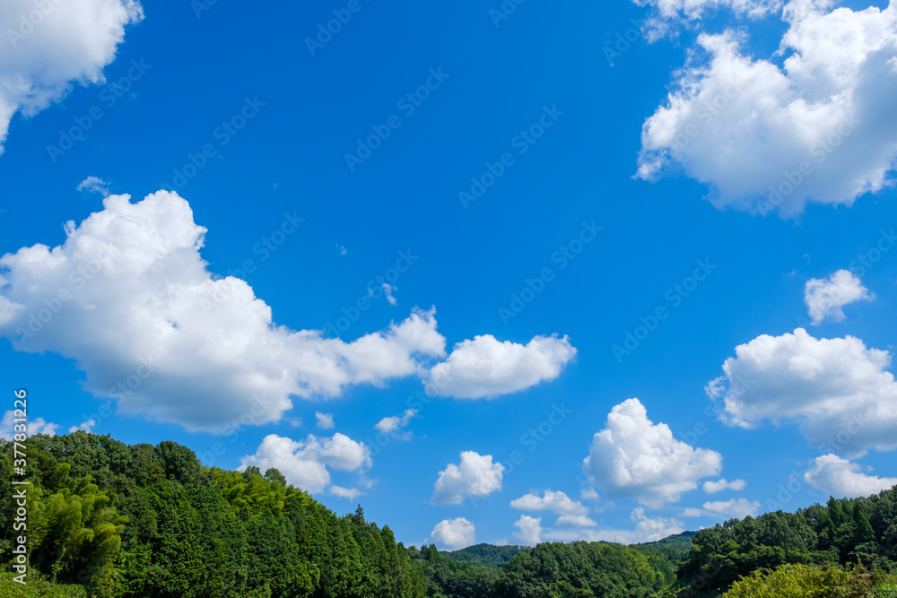 【写真素材】 真夏の青空と山　背景素材　8月　コピースペース