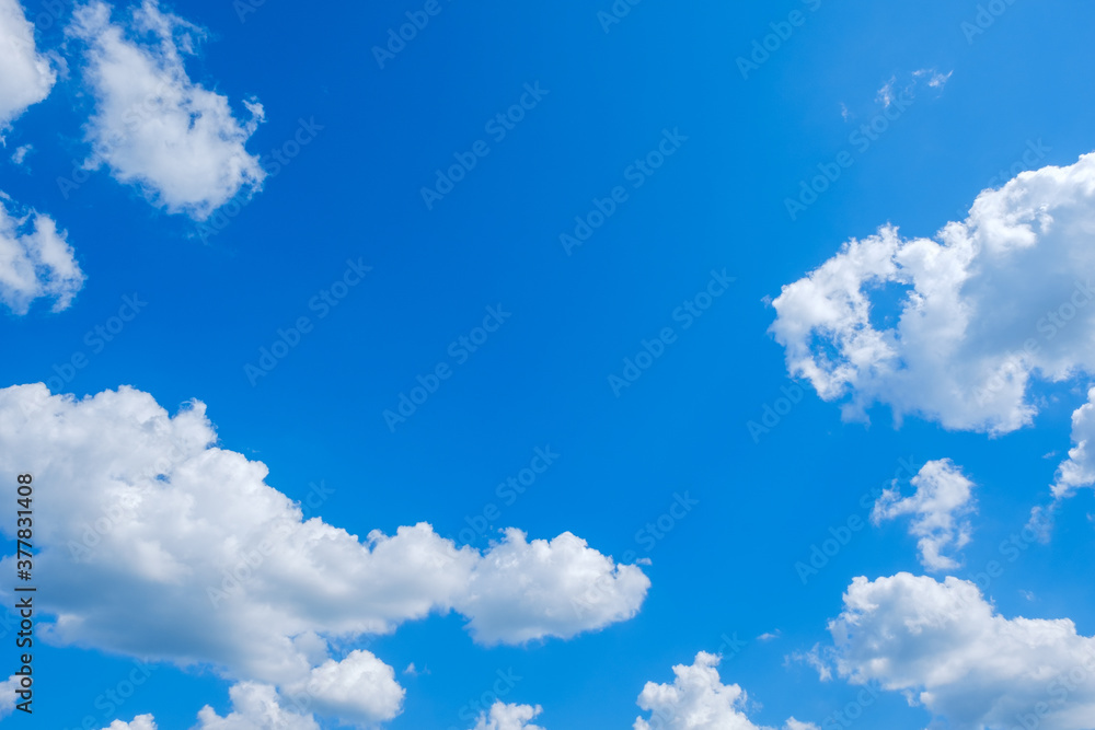 Fototapeta premium 【写真素材】 夏の青空 入道雲 背景素材 8月 コピースペース