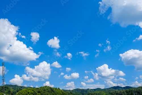 【写真素材】 真夏の青空と山　背景素材　8月　コピースペース © Rummy & Rummy