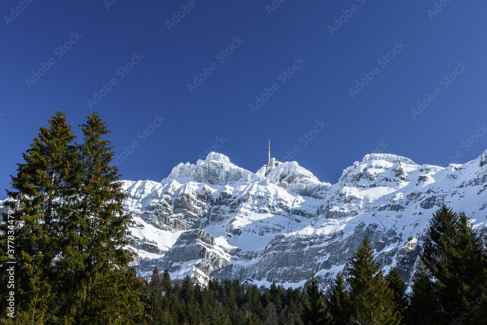 Der Gipfel des Säntis mit Bergstation im Winter, Kanton Appenzell-Ausserrhoden, Schweiz