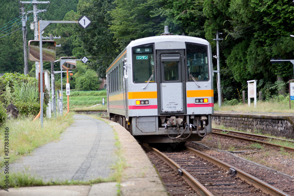 JR因美線・那岐駅を出発するキハ120