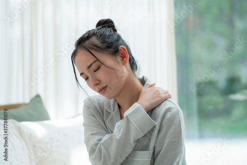 疲れた女性 睡眠不足 肩こり Free Download 疲れた女性 睡眠不足 肩こり - GFXLoad