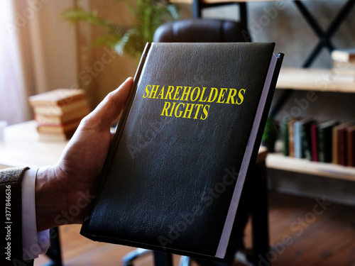 Carta da parati The advisor demonstrates the shareholders rights book.