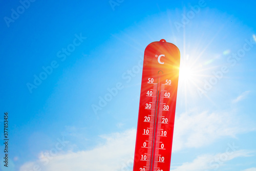 thermomètre affichant une très forte température par une météo de canicule photo