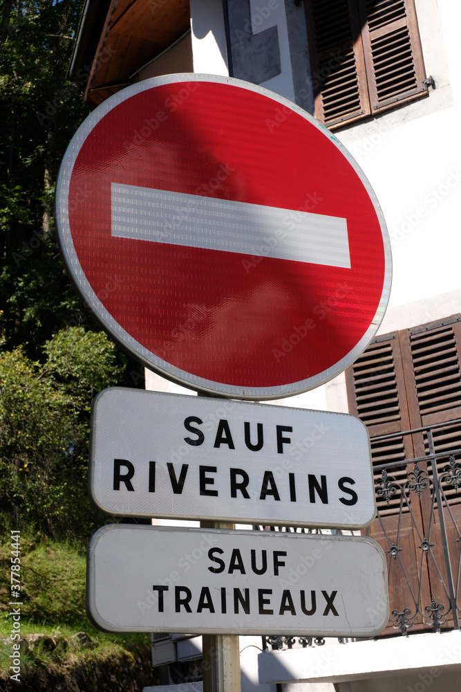 Panneau de signalisation indiquant en français sens interdit sauf riverains et traineaux Stock