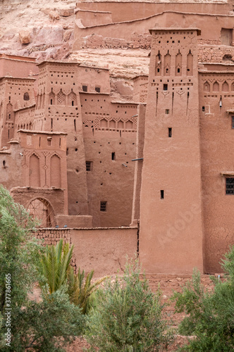 Torres y muros en la kasbah de Ait Benhaddou en el sur de Marruecos