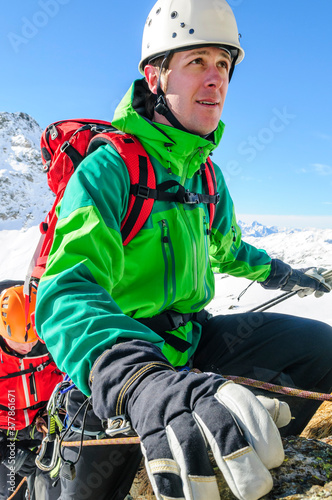 Junger Alpinist beim Aufstieg in einer Seilschaft