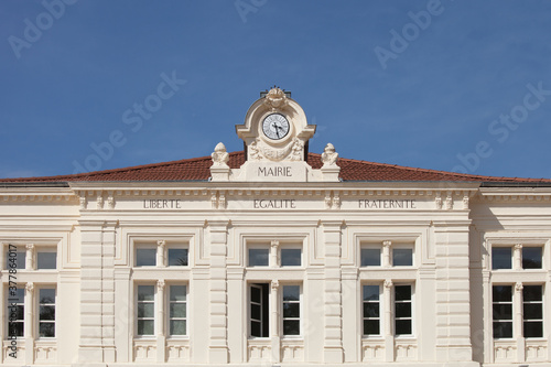 Fronton de la mairie de Saint-Sorlin en Valloire avec la devise française photo