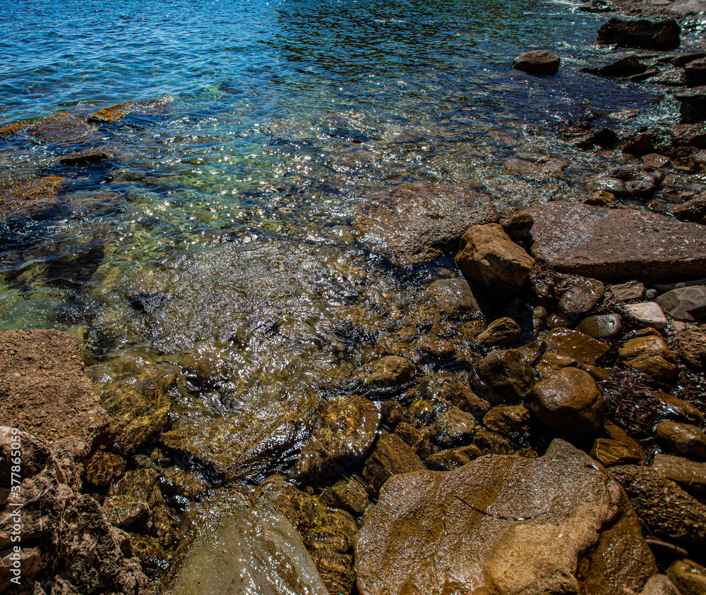 Rocas y aguas de mar