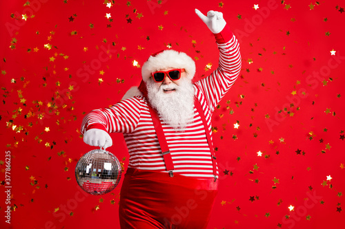 Foto Photo of retired old man grey beard hold vintage disco ball dance funky wear san