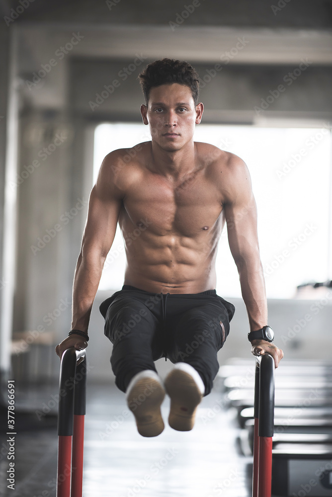 Obraz premium Male athlete workout on exercise machine in fitness gym