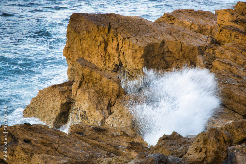 Obraz premium Felsen im Abendlicht und brechende Welle an der Küste Portugals