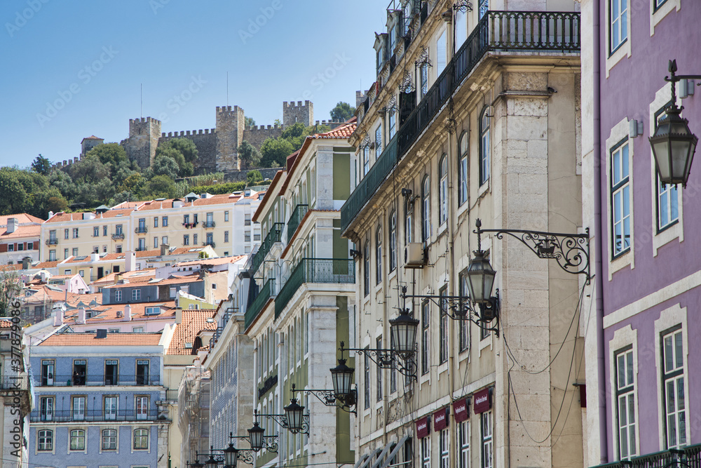 Fassaden von Häusern und die Burg in Lissabon