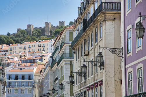Fassaden von Häusern und die Burg in Lissabon