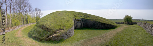 Fotografie Belas Knap is a neolithic, chambered long barrow situated on Cleeve Hill, near Cheltenham and Winchcombe, in Gloucestershire, England