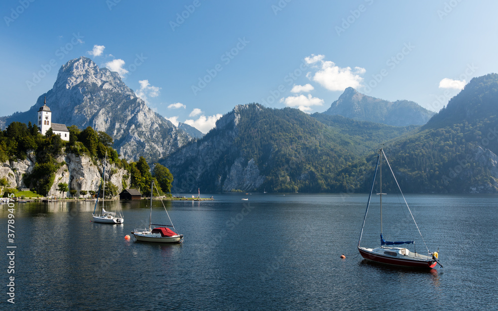 Traunstein am Traunsee mit Segelbooten