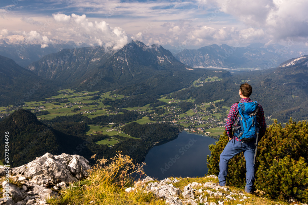 Wanderer am Gipfel der Trisselwand mit Blick auf den Altausseer See und den Sarstein