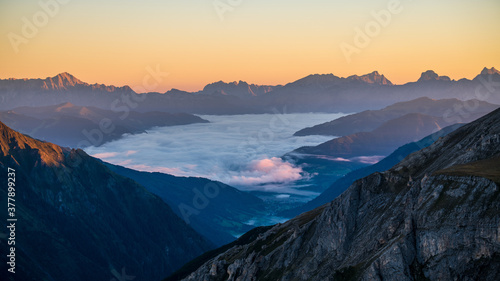 Früh morgens im Sommer. Aussicht von der Edelweißspitze im Hohe Tauern Nationalpark, Österreich
