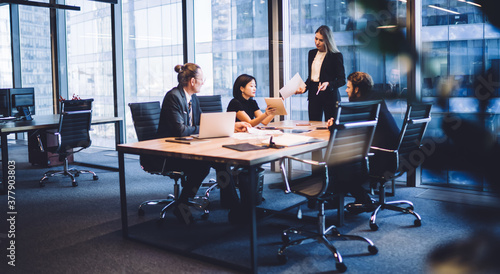 Foto Determined business people talking about marketing strategy in modern workplace