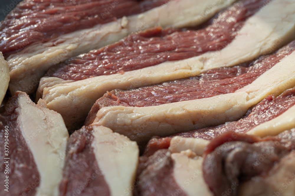 Pedaços de picanha fatiados e preparados para churrasco. Pedaços de picanha fatiados e preparados para churrasco.