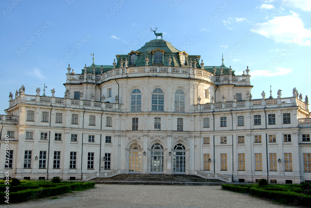 the hunting lodge of Stupinigi is a residence erected for the Savoy between 1729 and 1733 to a design by the architect Filippo Juvarra.