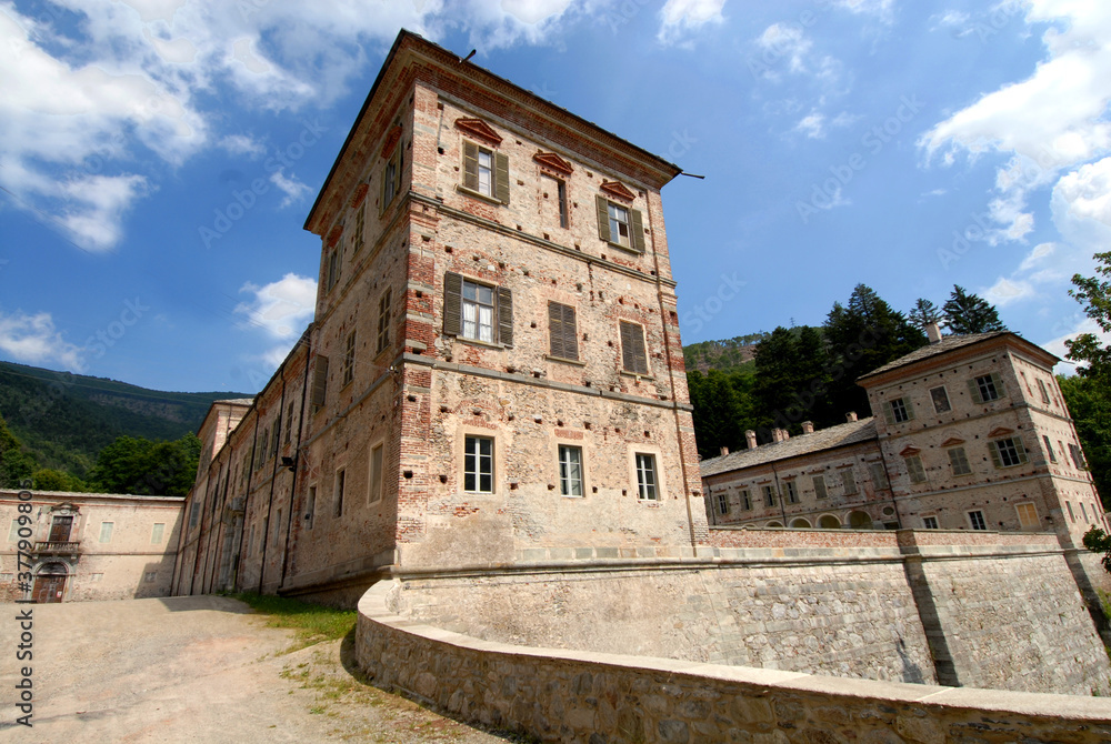 The palace of Valcasotto is in the municipality of Garessio on the slopes of Bric Mindino.It was born in the 11th century as a charterhouse dedicated to Saint Brunone.