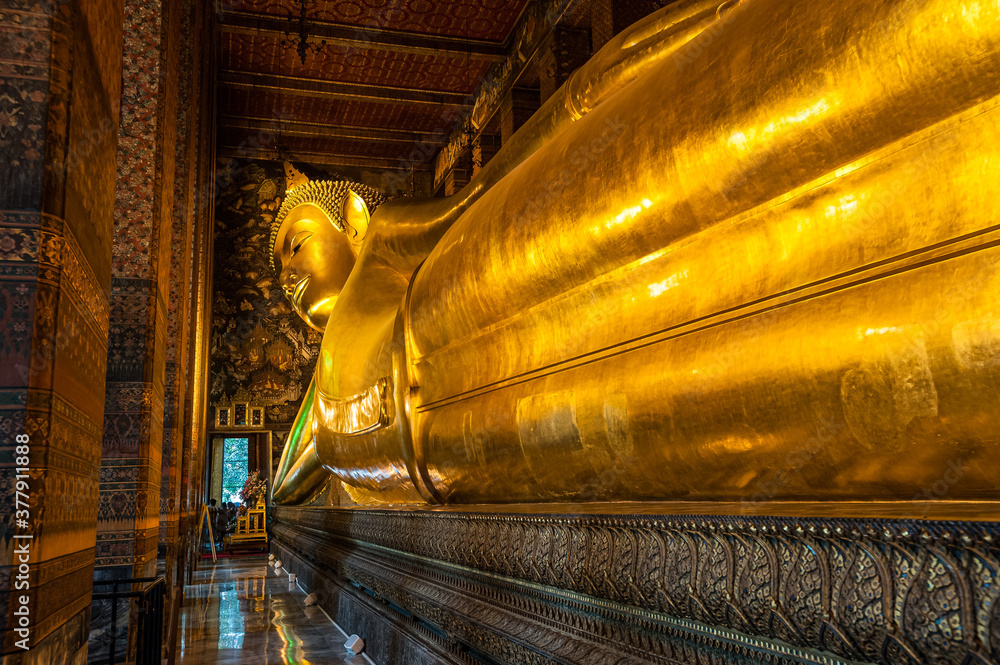 Obraz premium The Reclining Buddha, Wat Pho, Bangkok, Thailand