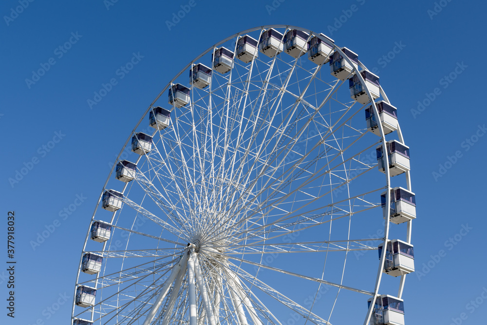 Fototapeta premium ferris wheel on a blue sky