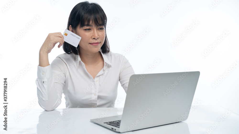 Working women are using credit cards to shop online at Labtob. Working women are using credit cards to shop online at Labtob.