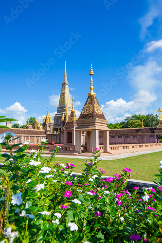 Phra that in Phrag The landscape is laid out using the Khmer style, of the Phra That, but the details of the patterns and stucco work are used in Balinese art in Maha Sarakham, Thailand.