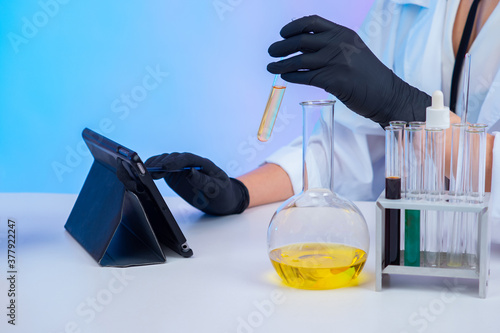 The laboratory assistant en...