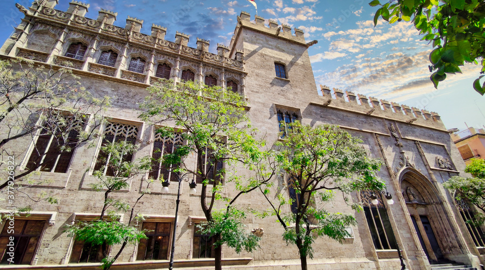 Fachada Lonja de la Seda, gotica del siglo XV en Valencia