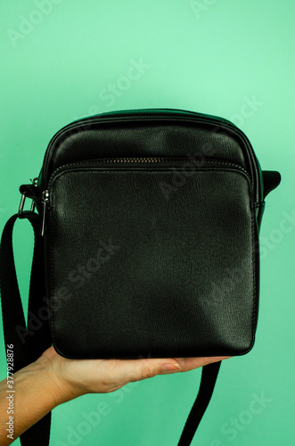 bolso cruzado de cuero negro