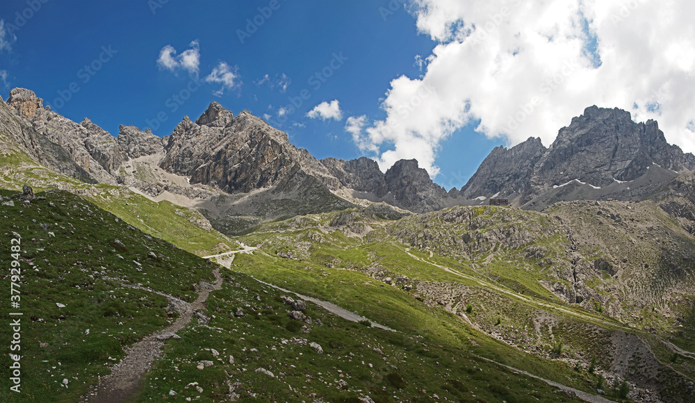 Blick entlang des Wanderwegs zur Karlsbader Hütte auf das Felsmassiv der Lienzer Dolomiten	
