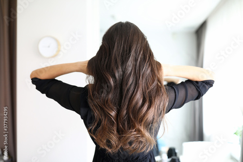 Valokuvatapetti Lady demonstrating new hair styling