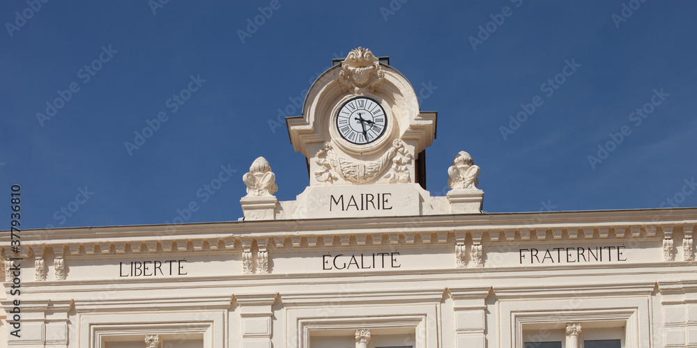Horloge et devise de la république française sur le fronton de la mairie de Saint-Sorlin en Valloire (Drôme)