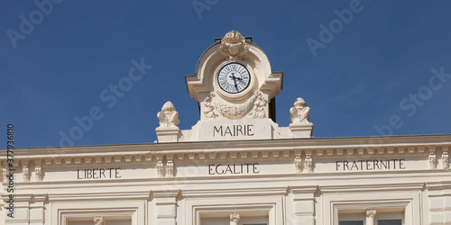 Tableau sur toile Horloge et devise de la république française sur le fronton de la mairie de Sain