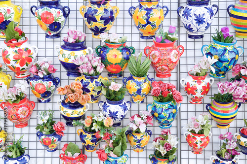 Fotografía Colourful ceramic vases with flowers on a shop wall in a traditional whitewashed village, Mijas, Spain